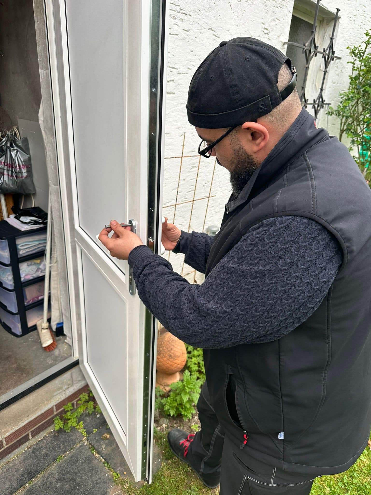 Zylindertausch vom Fachmann Schlüsseldienst-Techniker setzt neuen Schließzylinder in Haustür ein – Limburg